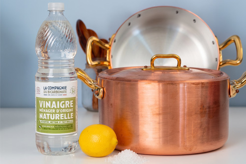 Nettoyage d'une casserole en cuivre avec du vinaigre blanc