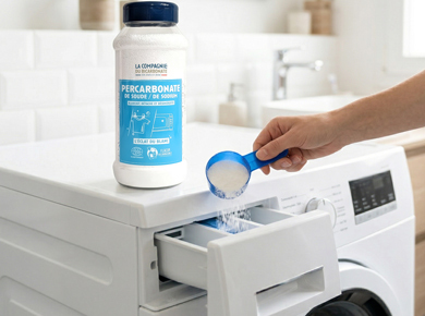 Ajout de percarbonate de sodium dans le bac à lessive d'une machine à laver.