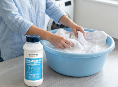 Trempage d'un vêtement blanc dans une solution de percarbonate de sodium.