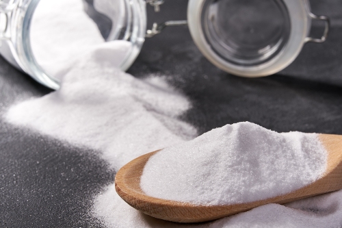 Bicarbonate de soude avec une cuillère en bois