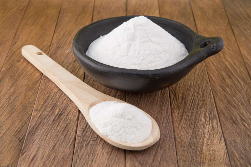 Pot de bicarbonate de sodium avec cuillère en bois