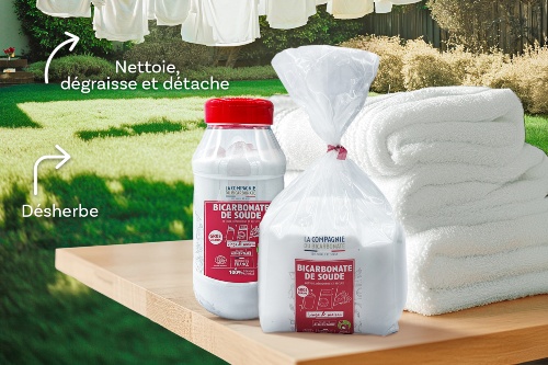 un flacon et un sachet de bicarbonate sur une table de jardin