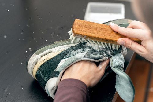 Nettoyage de chaussures à la brosse