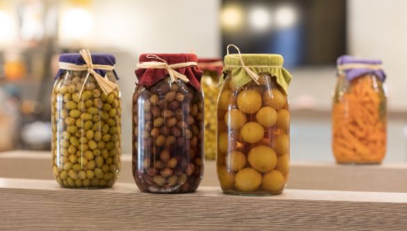 Bocaux rempli d’aliments conservés au vinaigre blanc