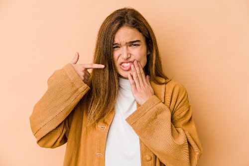 Femme qui a mal aux gencives