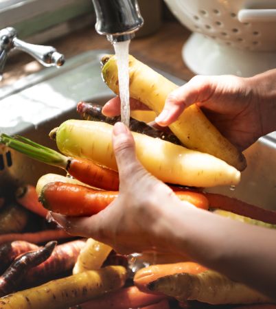 nettoyage de légumes dans un évier
