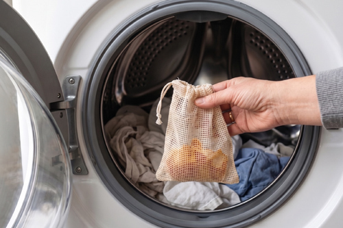 Sachet en tissu avec épluchures d'orange pour parfumer le linge.