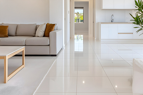 Intérieur de maison propre avec un sol en carrelage brillant.