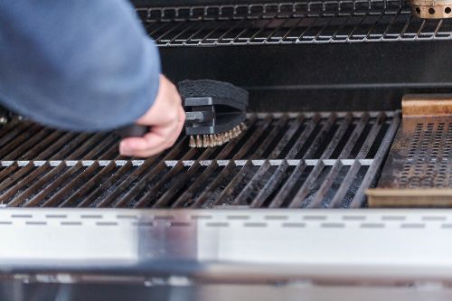 Nettoyage d’une grille à barbecue