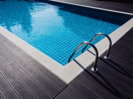 piscine bleue et son échelle
