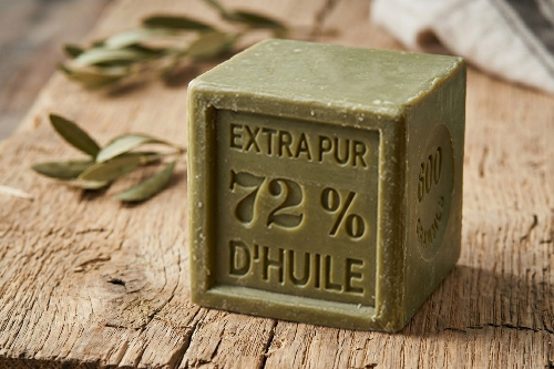 Véritable savon de Marseille à l'huile d'olive.
