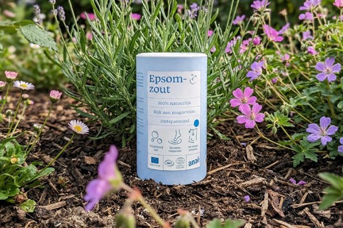 Boite de sel d’epsom posé sur de la terre