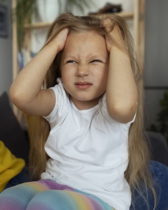 Fille qui se gratte la tête