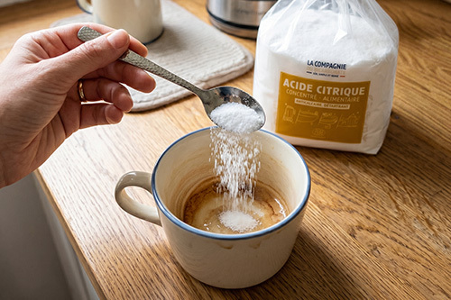 Poudre d'acide citrique pour nettoyer une tasse.