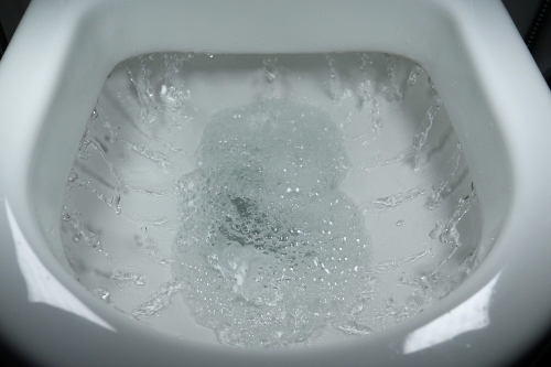 chasse d’eau tirée dans les toilettes
