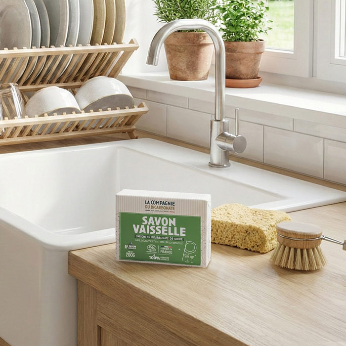Savon vaisselle solide au bicarbonate de sodium dans une cuisine.