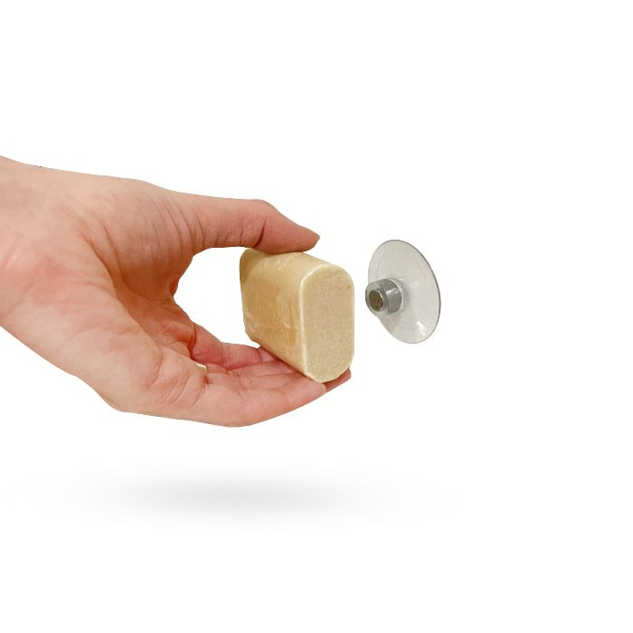 porte-savon magnétique et son savon mis en place par une main