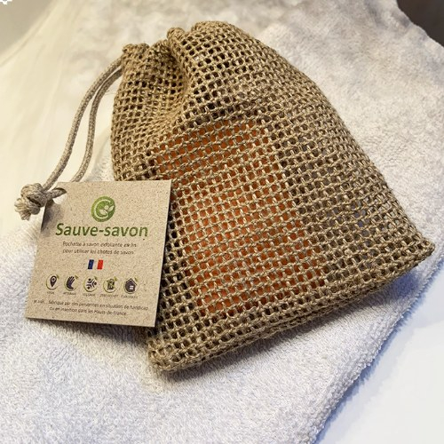 Sauve-savon en lin sur une serviette de bain