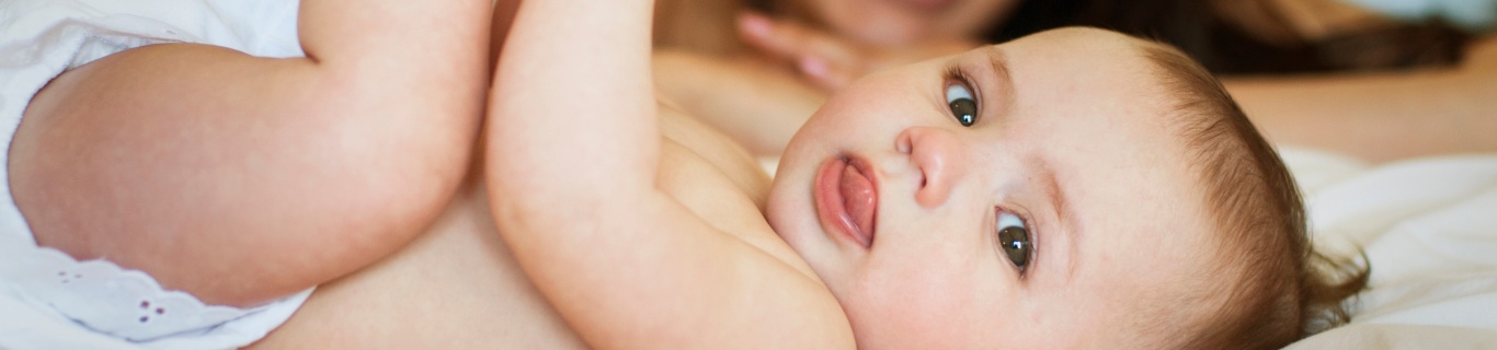 Liniment oléo-calcaire vs eau nettoyante : que choisir pour changer bébé ?