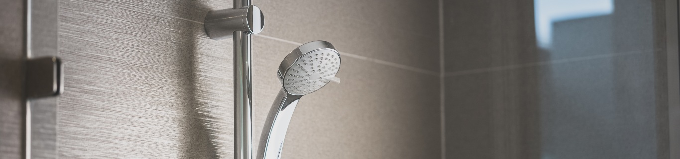 Le vinaigre blanc peut-il venir à bout du calcaire sur les parois de douche ?