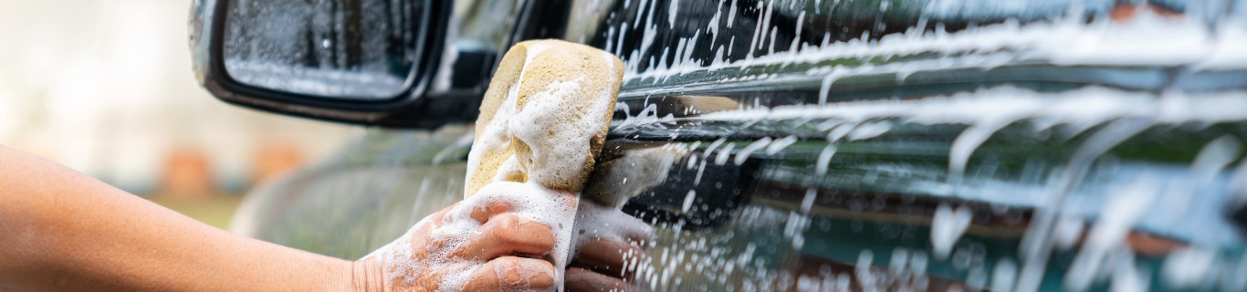 Savon noir et vinaigre blanc : le combo pour nettoyer l'extérieur de sa voiture