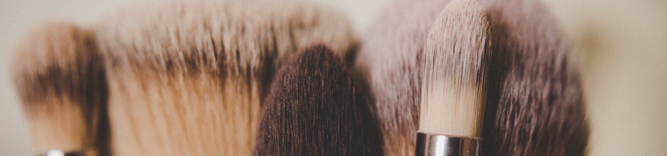 Pinceaux de maquillage, brosses à cheveux… Comment les nettoyer avec du savon de Marseille et du bicarbonate de sodium ?