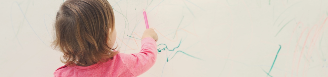 Savon noir, vinaigre blanc, bicarbonate de soude… Comment nettoyer les traces de feutre et de crayon sur les murs ?