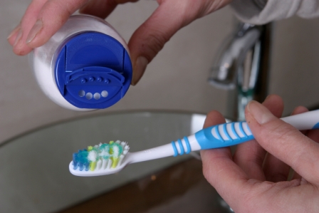 brosser vos dents avec du bicarbonate alimentaire