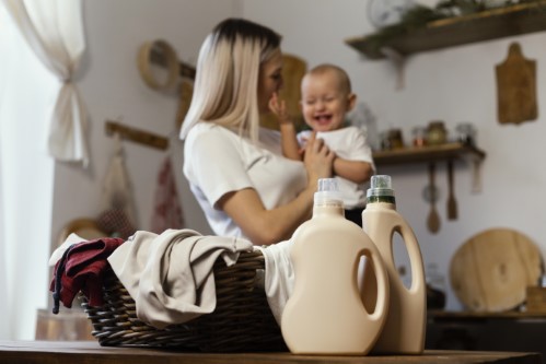 femme et bebe devant un bac à linge