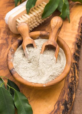 bol d’argile bentonite et cuillères verseuses en bois