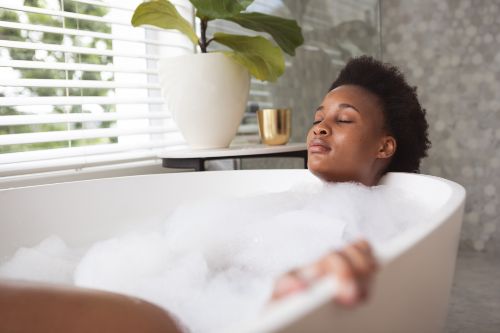 Femme qui prend un bain relaxant