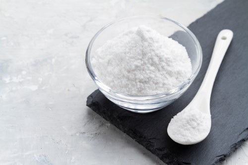 bicarbonate de soude et ustensiles