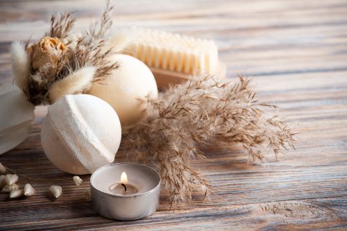 Bombes de bain et fleurs séchées