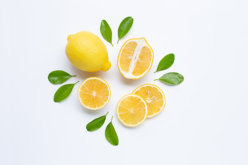 composition de citrons et de feuilles