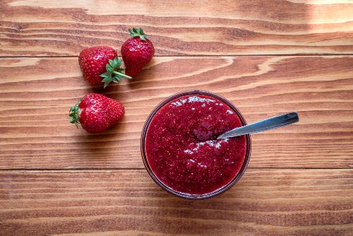 Confiture de fraise et cuillère