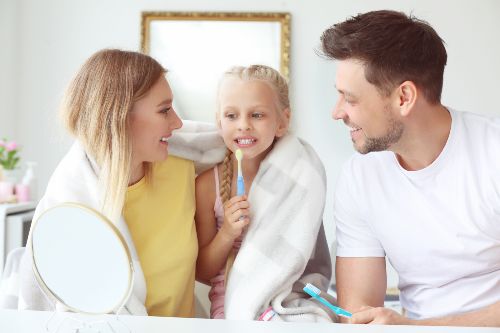 Une famille qui se brosse les dents