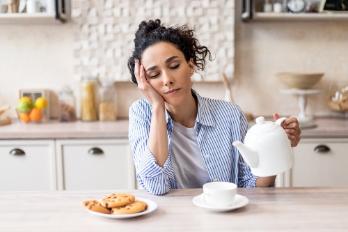 femme fatiguée au petit matin