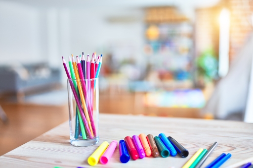 crayons et feutres sur une table