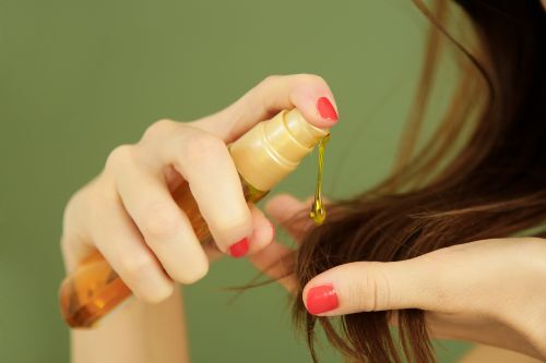 Pose d’huile de macadamia sur les longueurs de cheveux