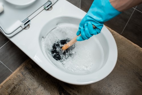 toilettes en train d’être nettoyés