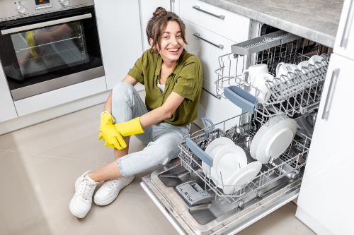 Femme qui s’apprête à nettoyer son lave-vaisselle