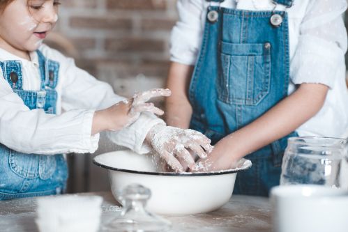 Deux enfants font de la pâte à sel avec du bicarbonate