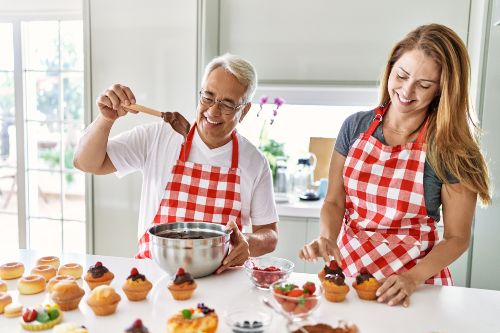 Homme et femme qui pâtissent