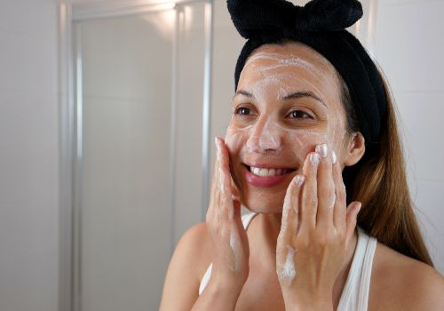 Femme qui nettoie son visage au savon noir