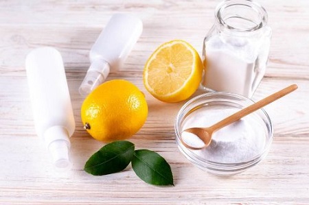 Un citron et du bicarbonate pour la cuisine avec du sel