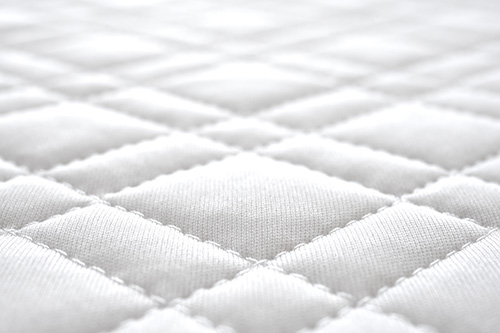 zoom sur les coutures d’un matelas