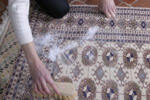 Utilisation du bicarbonate de soude pour l'assainissement des tapis