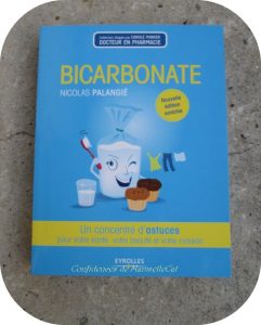 Livre de Nicolas Palangié "Bicarbonate" sur fond en marbre 