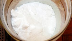 Bicarbonate de soude dans un récipient en verre