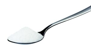 cuillère en fer pleine de bicarbonate de soude